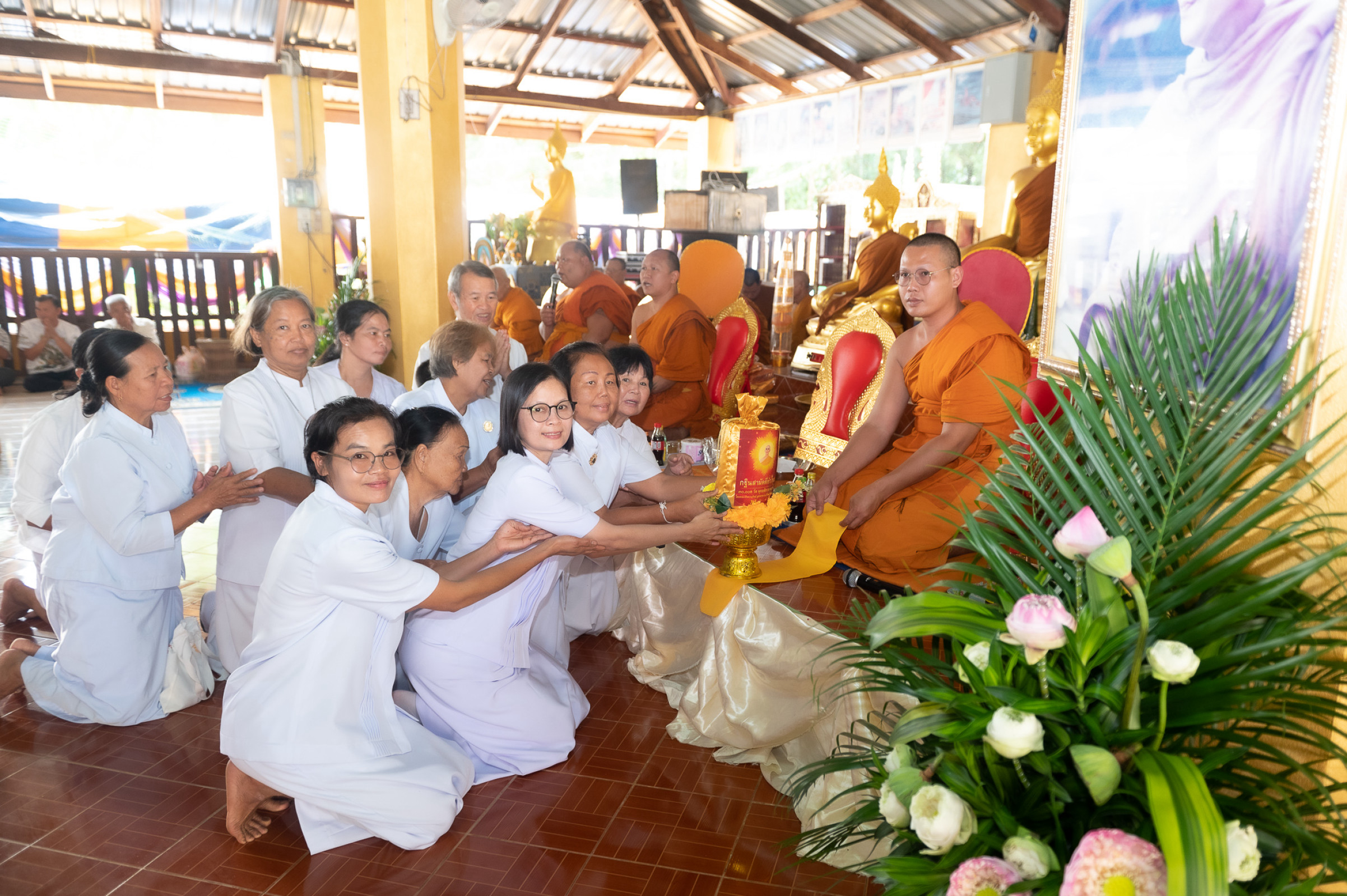 ภาพการถวายปัจจัยวัดโพธิ์ศรีราษฎร์บำรุง