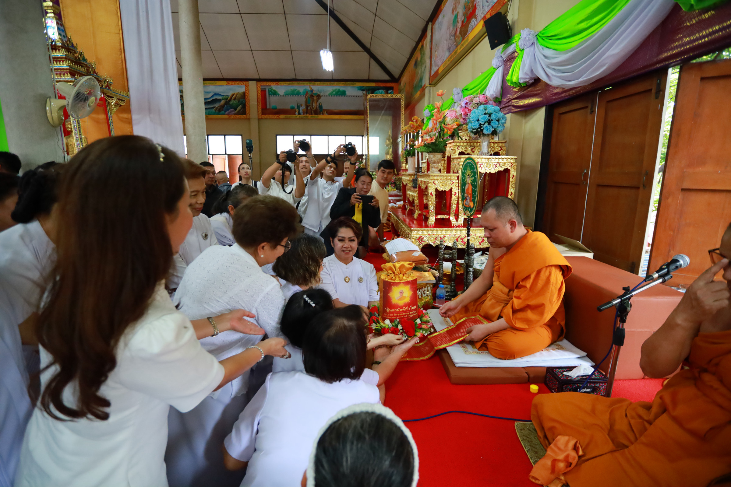 ภาพการถวายปัจจัยวัดเกาะสุวรรณาราม