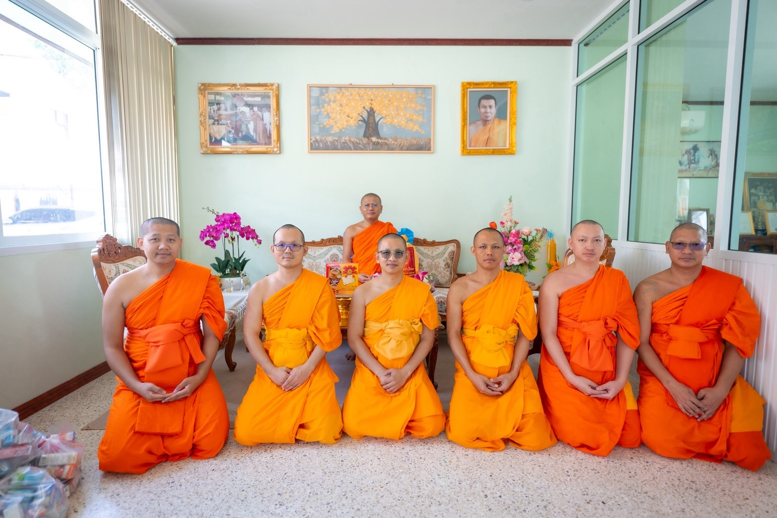 ภาพหมู่ถือพานถวายปัจจัยวัดประชานิมิต