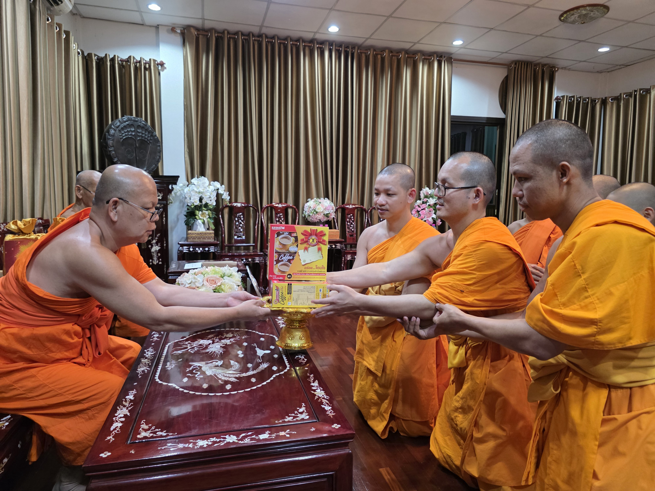 ภาพร่วมพิธีกรรมวัดเพชรวราราม