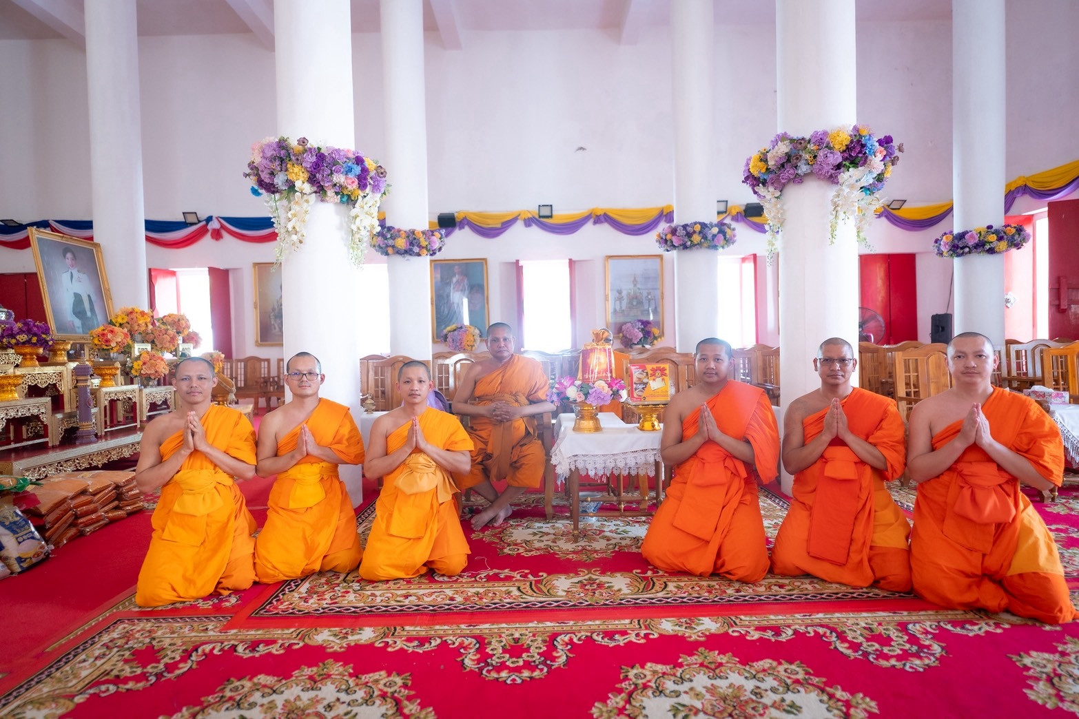 ภาพหมู่ถือพานถวายปัจจัยวัดพระวรราชาทินัดดามาตุ