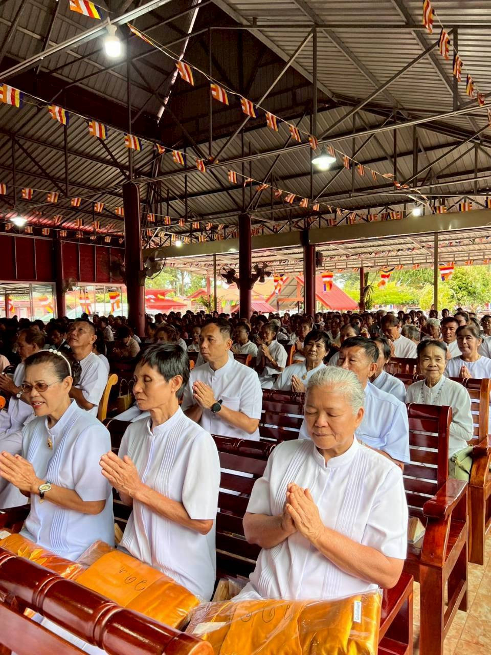 ภาพร่วมพิธีกรรมที่พักสงฆ์เนินดินแดง