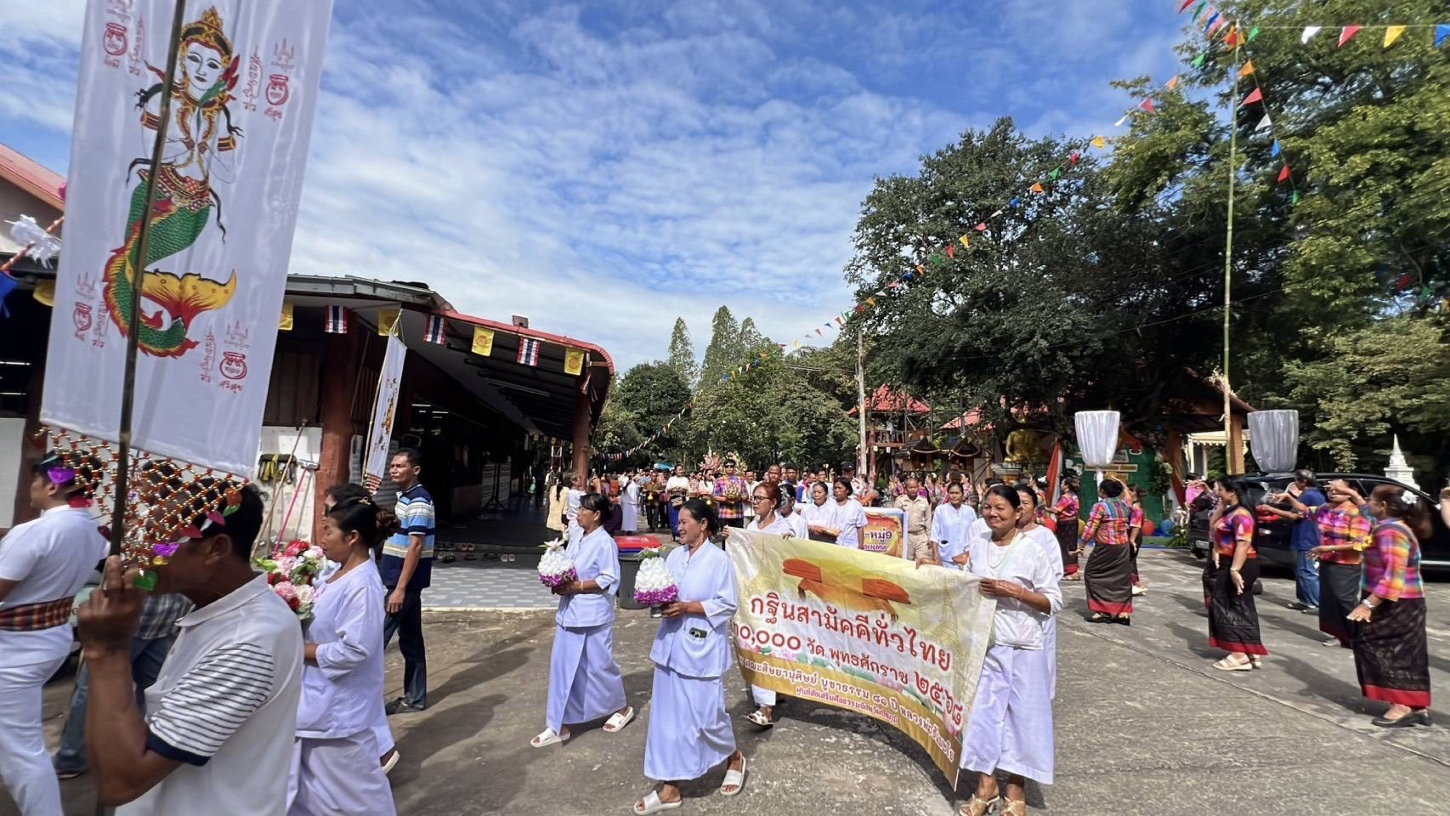 ภาพร่วมขบวนกฐินวัดป่าวีรญาณมงคล