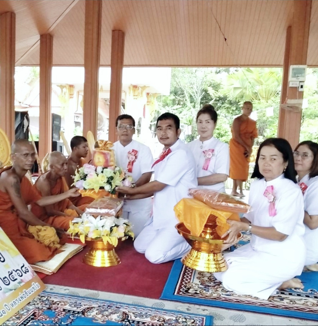 ภาพการถวายปัจจัยวัดชัยสุวรรณ