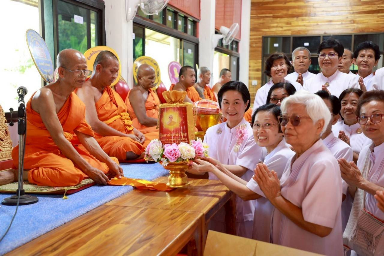 ภาพการถวายปัจจัยวัดศรีภูมิ