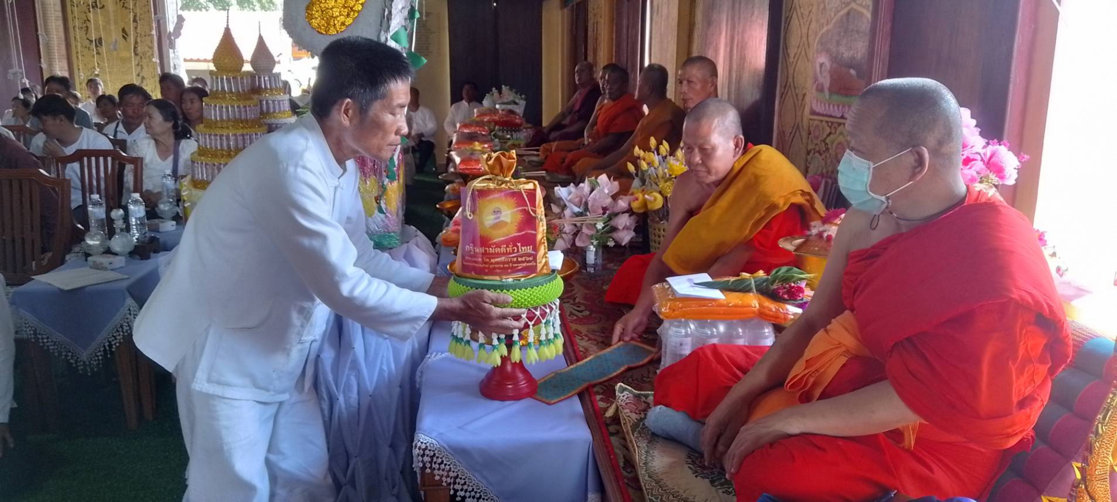 ภาพการถวายปัจจัยวัดแม่หาด