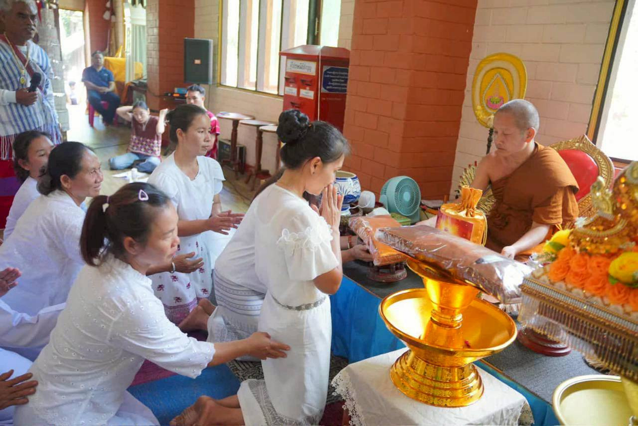 ภาพการถวายปัจจัยวัดหนองกวาง
