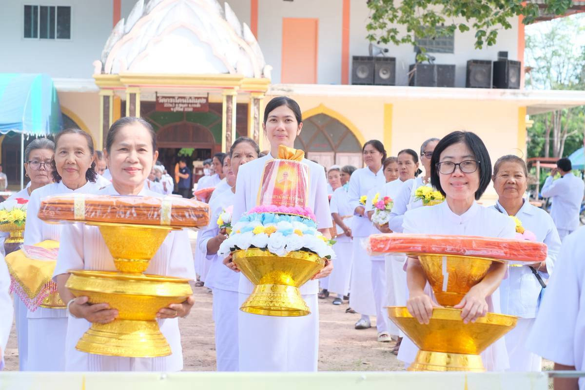 ภาพหมู่ถือพานถวายปัจจัยวัดกระโดนไม้แดง