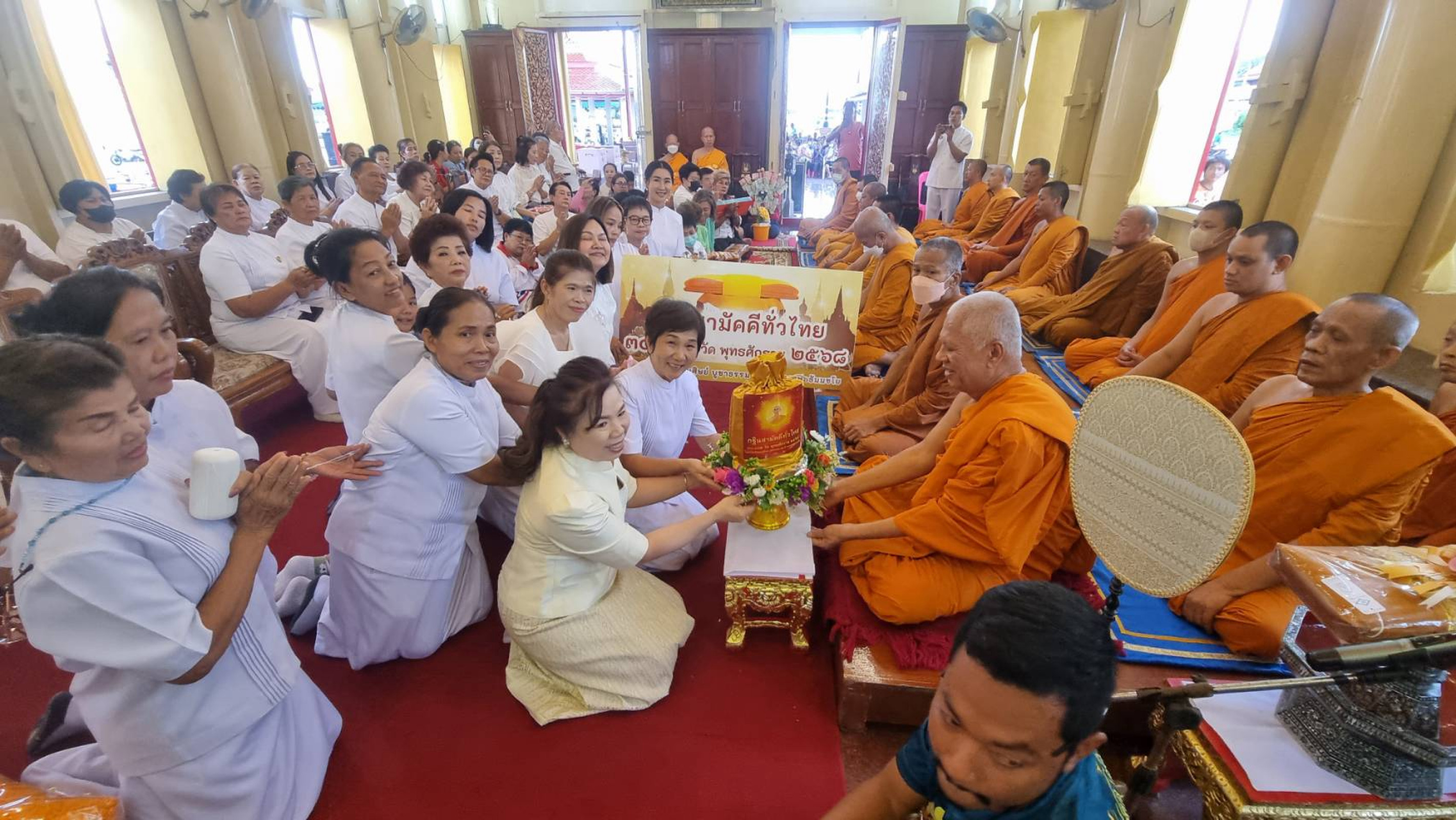 ภาพการถวายปัจจัยวัดตึกมหาชยาราม