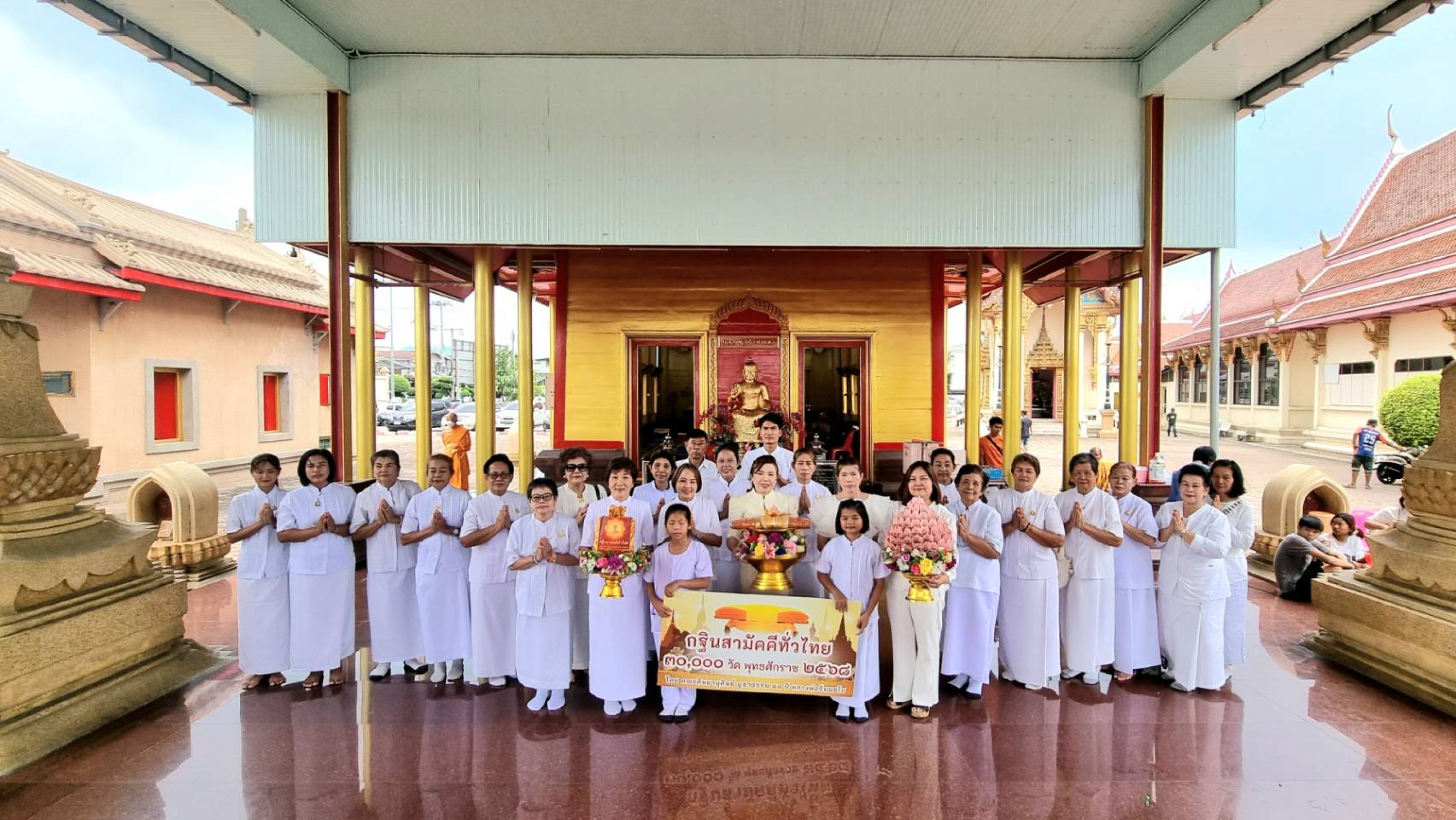 ภาพหมู่ถือพานถวายปัจจัยวัดตึกมหาชยาราม