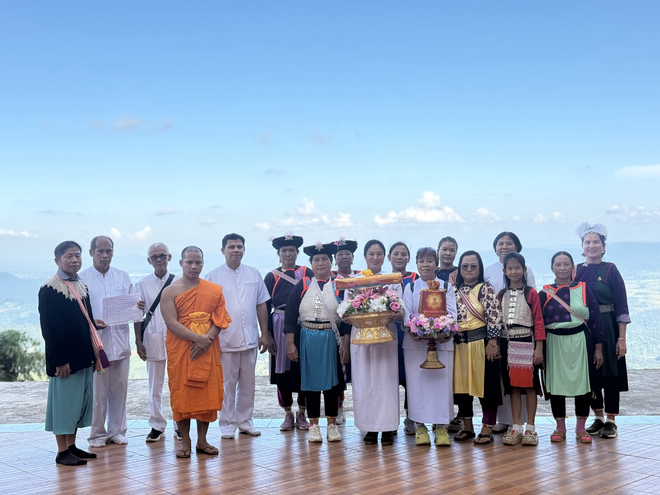 ภาพหมู่ถือพานถวายปัจจัยวัดพระธรรมจาริกห้วยส้าน(ลีซอ)