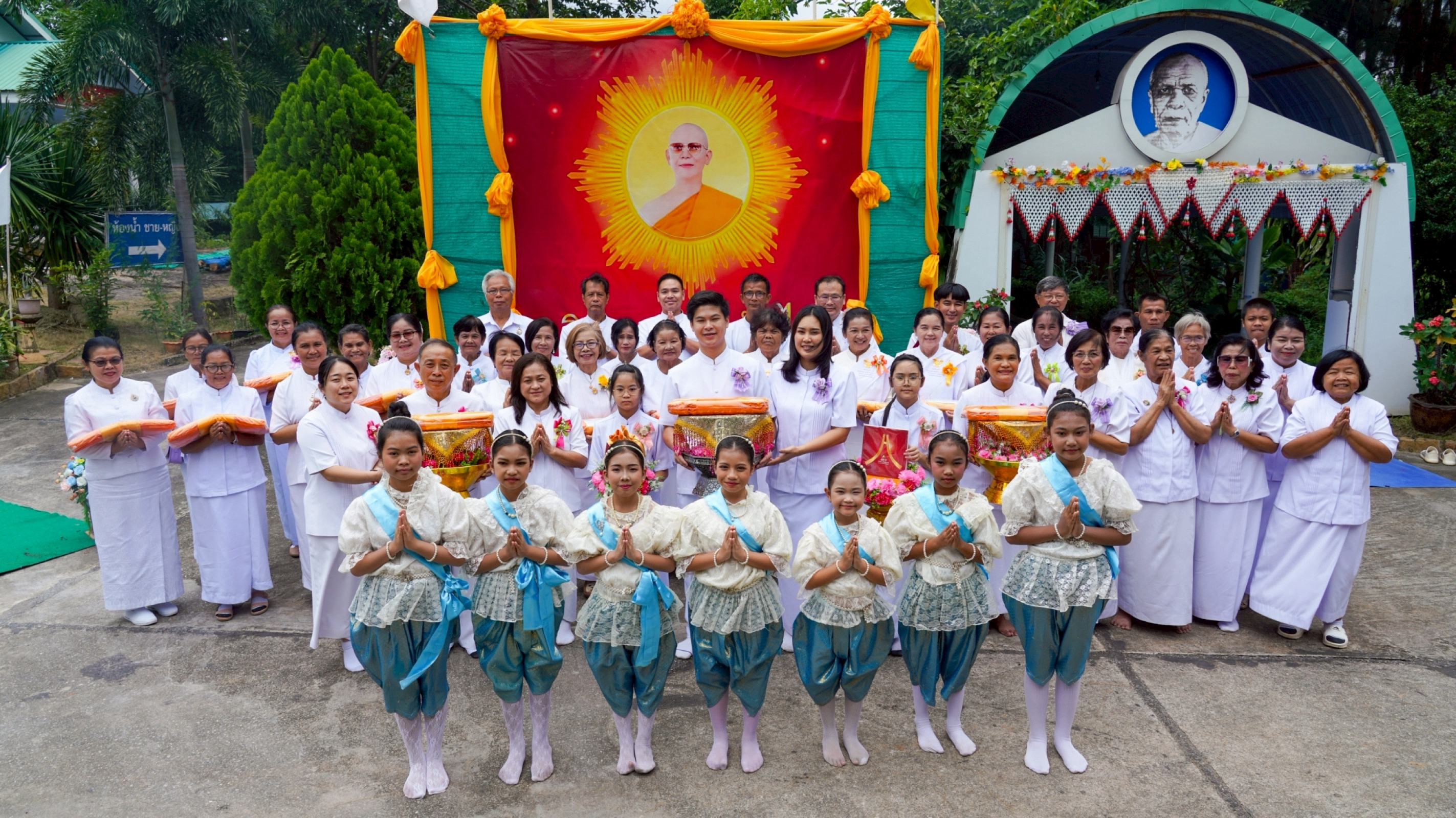 ภาพร่วมพิธีกรรมวัดภาวนาศิลาทอง