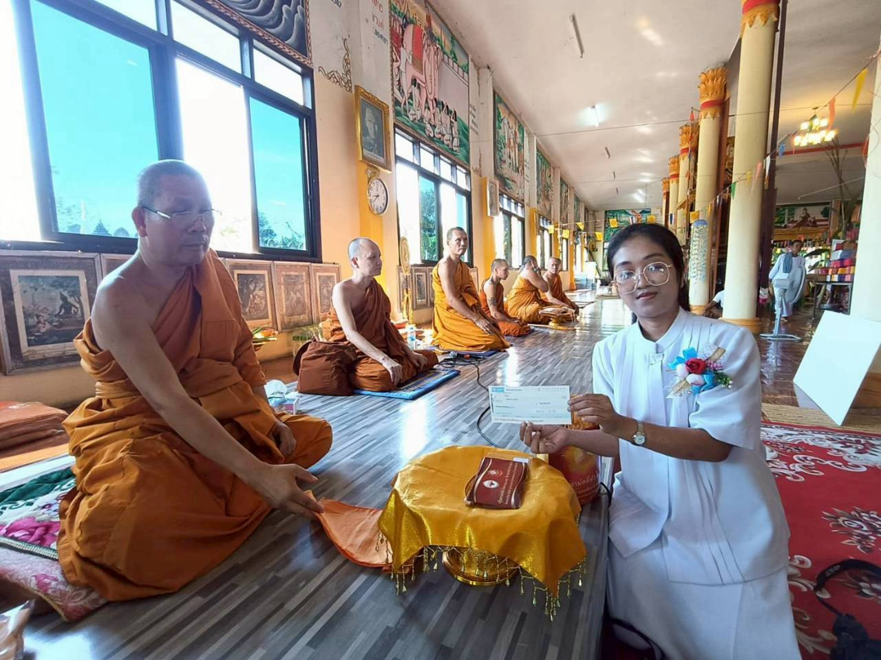 ภาพการถวายปัจจัยวัดหัวช้าง