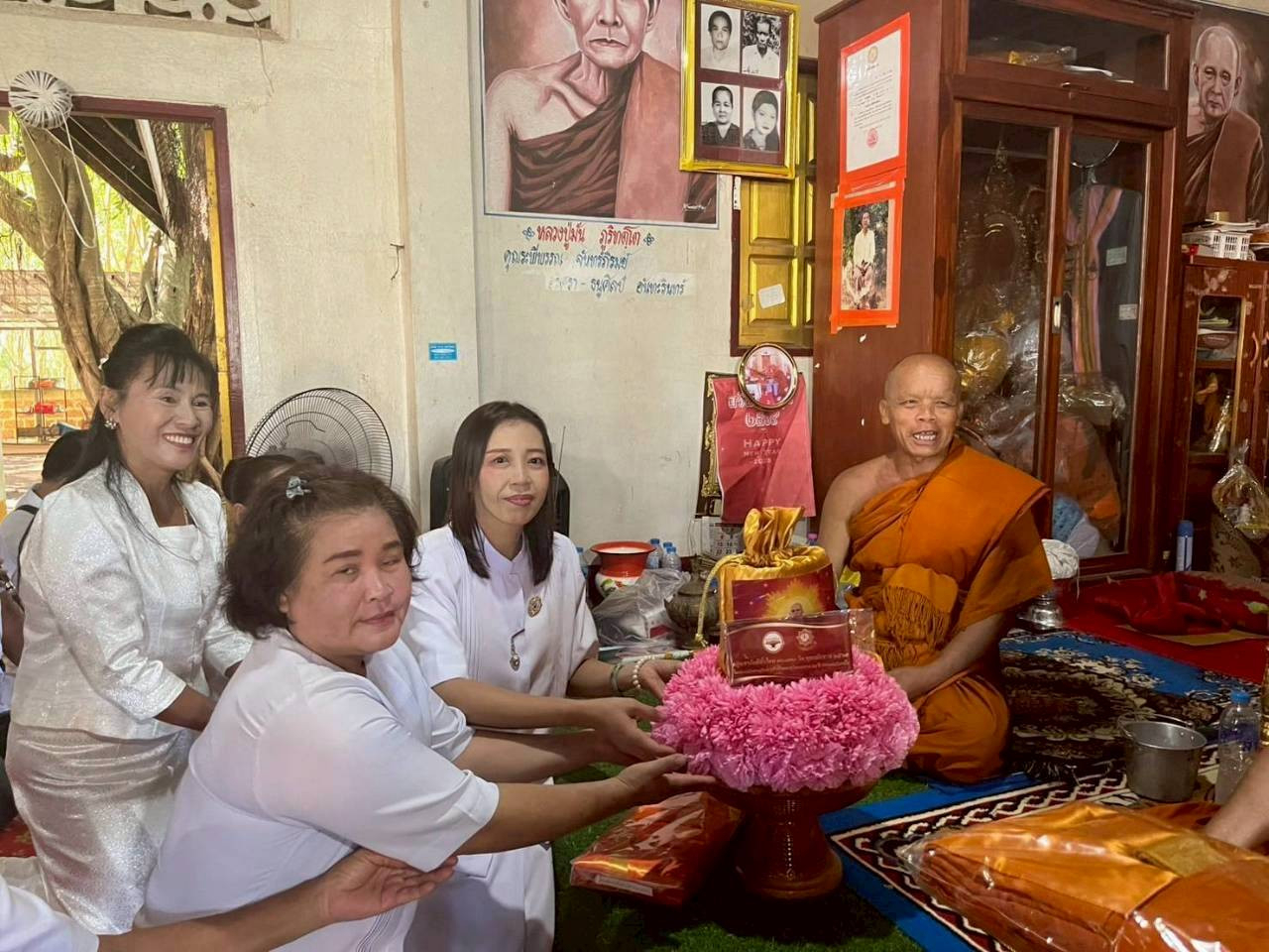 ภาพการถวายปัจจัยวัดสามโพธิ์คำ