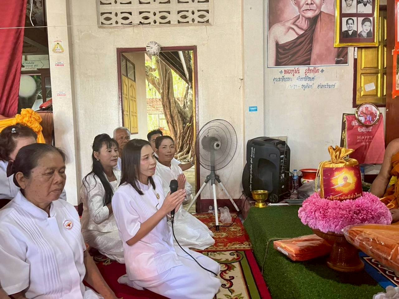 ภาพหมู่ถือพานถวายปัจจัยวัดสามโพธิ์คำ
