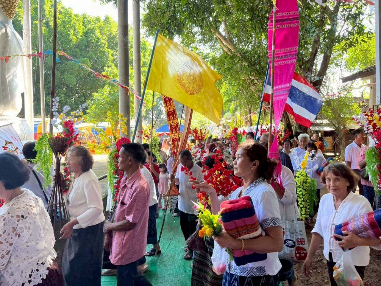 ภาพร่วมพิธีกรรมวัดสามโพธิ์คำ