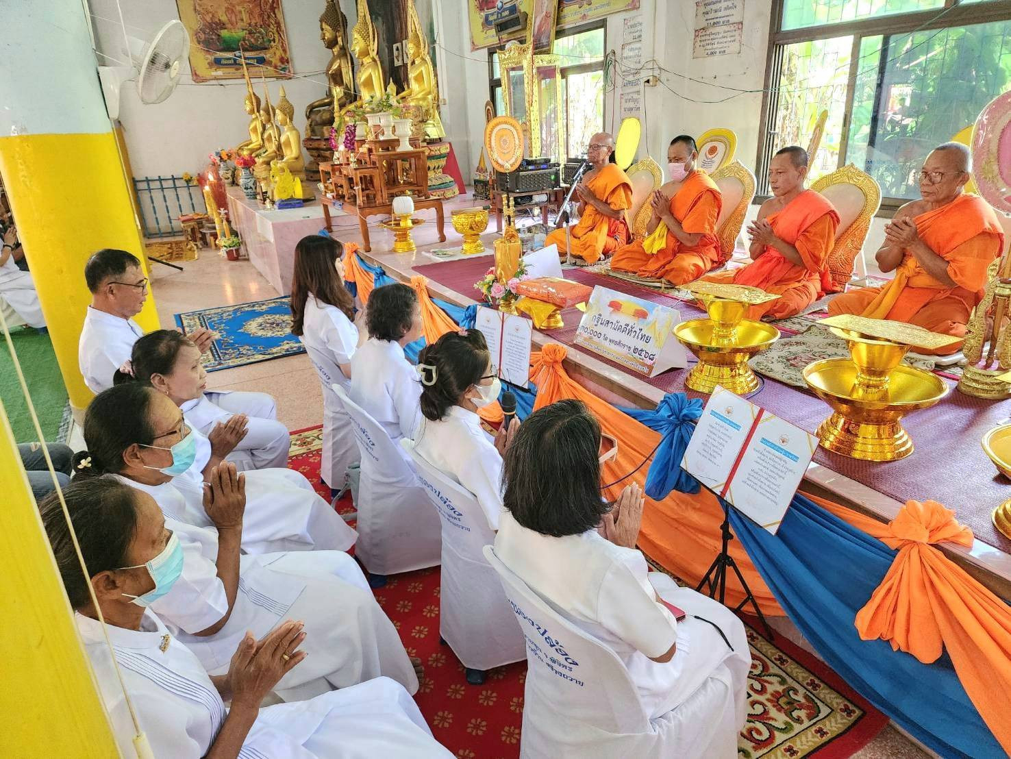 ภาพหมู่ถือพานถวายปัจจัยวัดหนองปล้อง