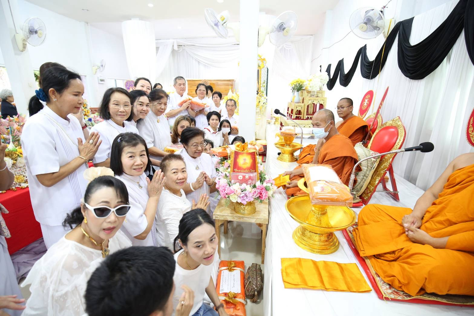 ภาพการถวายปัจจัยวัดพรหมรังษี