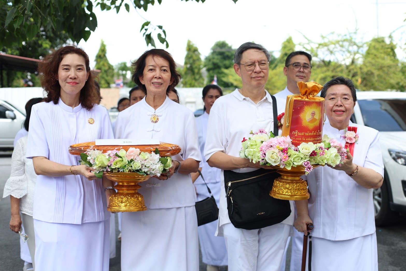 ภาพหมู่ถือพานถวายปัจจัยวัดคลองครุ