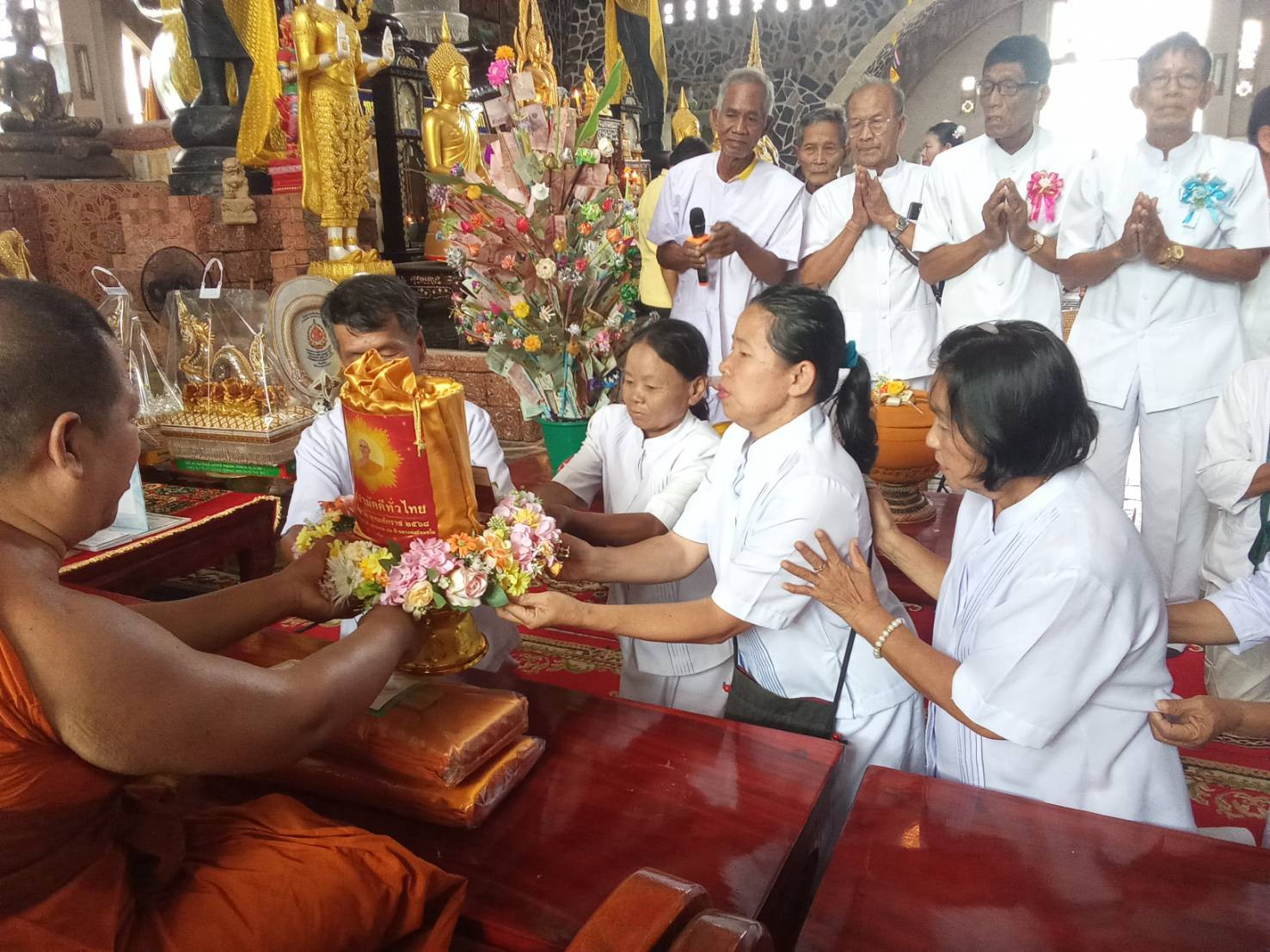 ภาพการถวายปัจจัยวัดอ่างเสือดำ