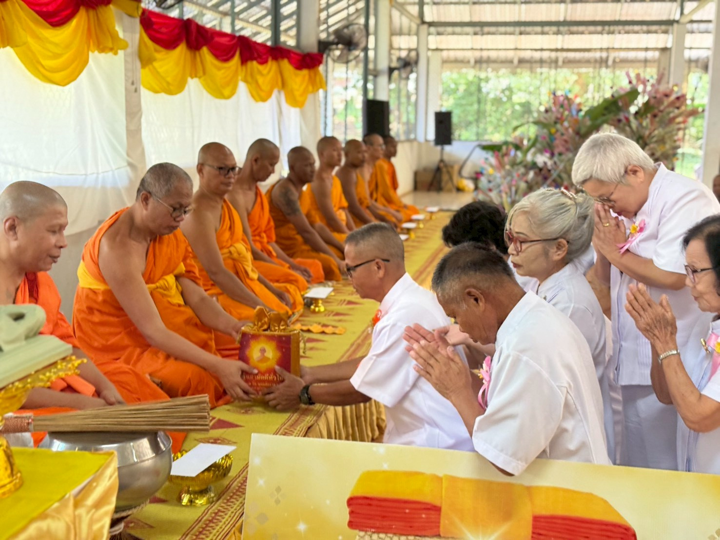 ภาพการถวายปัจจัยวัดห้วยน้ำเย็น