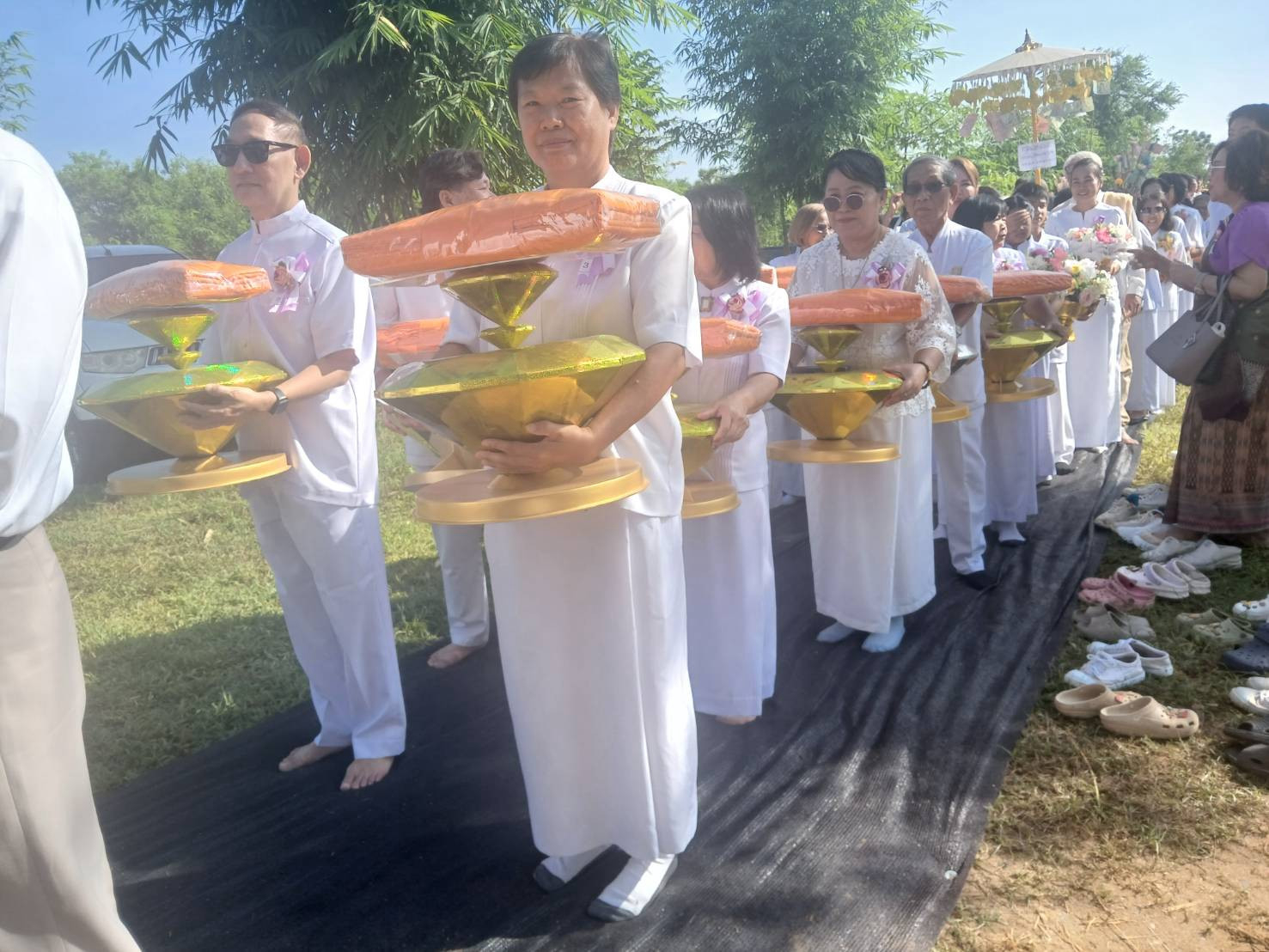 ภาพหมู่ถือพานถวายปัจจัยธุดงคสถานวังทรายพูน