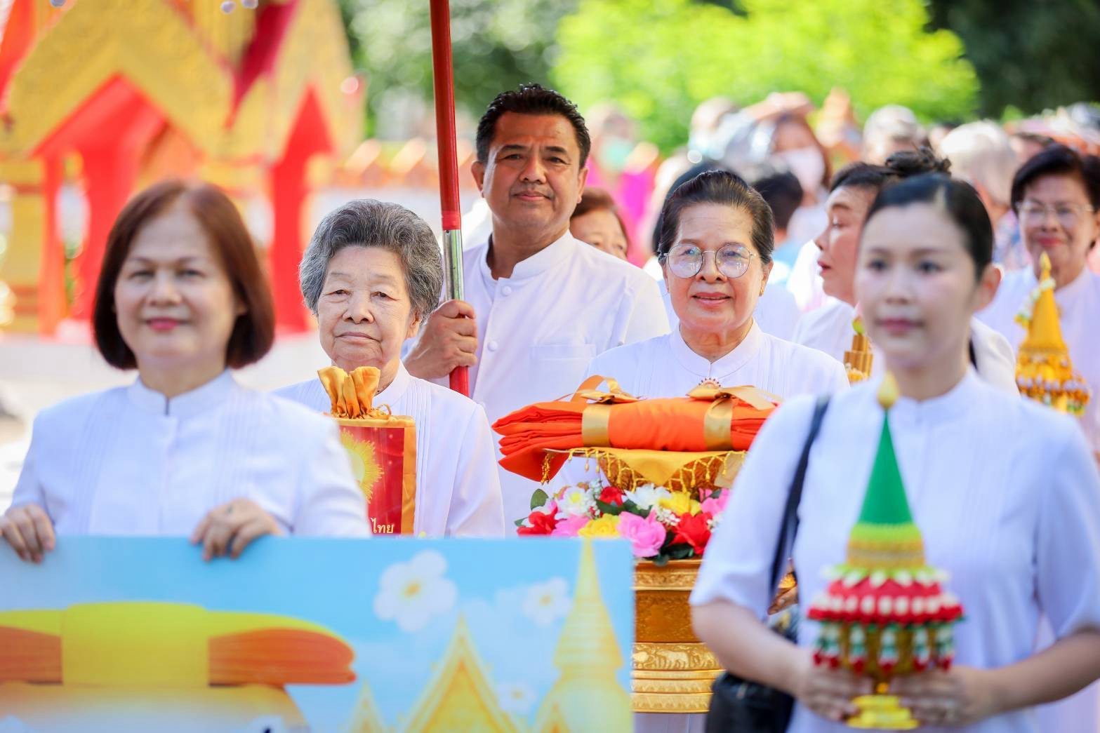 ภาพหมู่ถือพานถวายปัจจัยวัดศรีรัตนาราม(จงนาง)