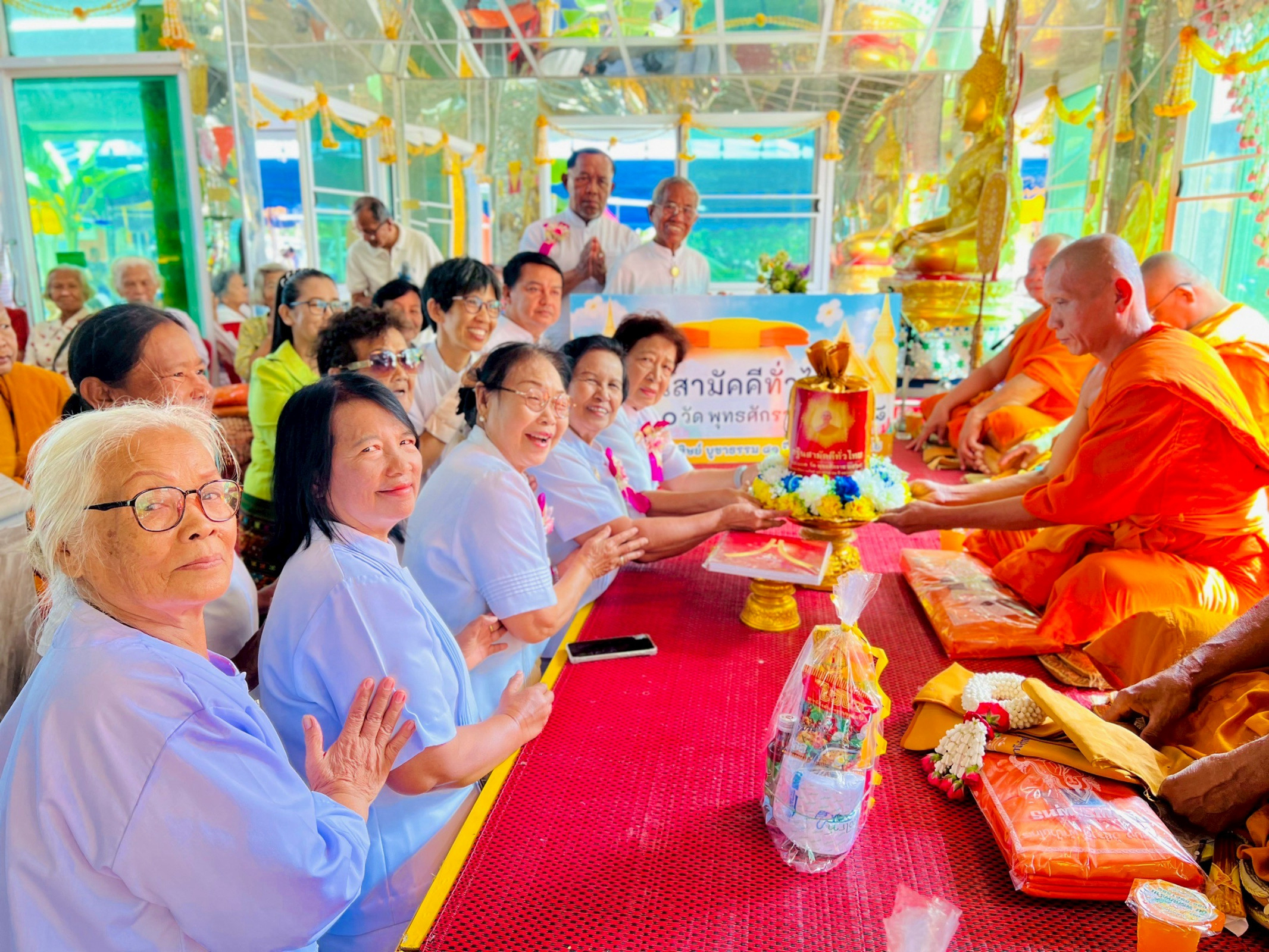 ภาพการถวายปัจจัยที่พักสงฆ์คลองคล้าศรัทธาราม