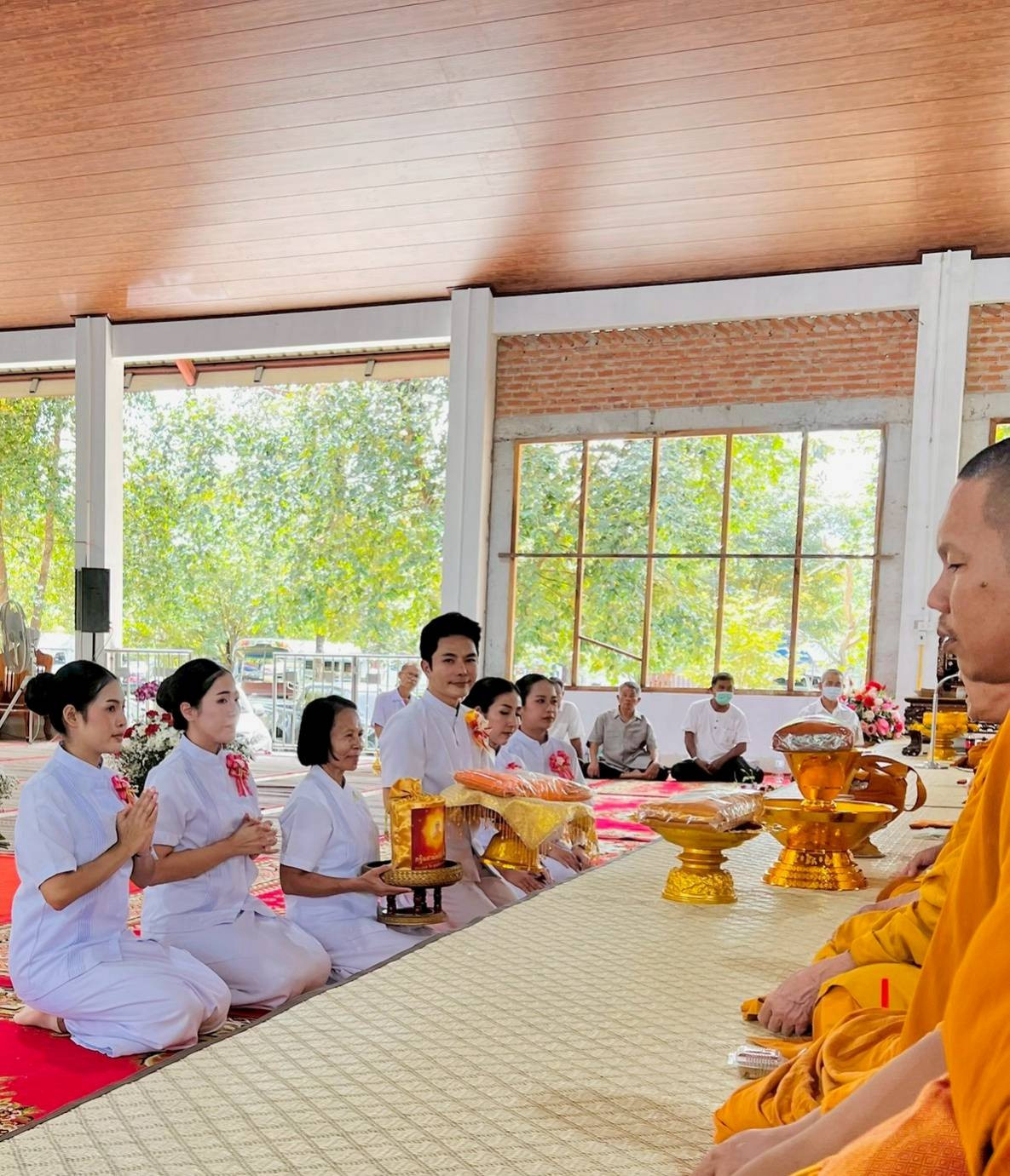 ภาพหมู่ถือพานถวายปัจจัยวัดบ้านคำเจริญ