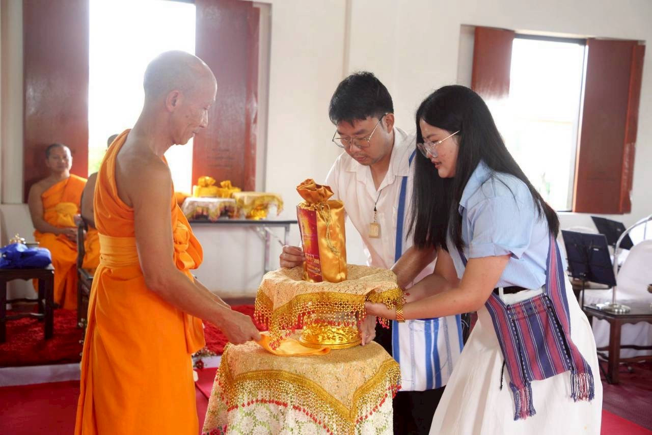 ภาพหมู่ถือพานถวายปัจจัยวัดแม่ลาย