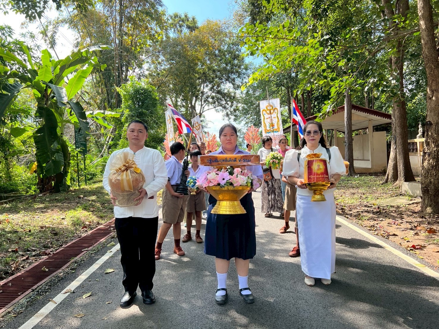 ภาพร่วมขบวนกฐินสำนักสงฆ์แม่เมย