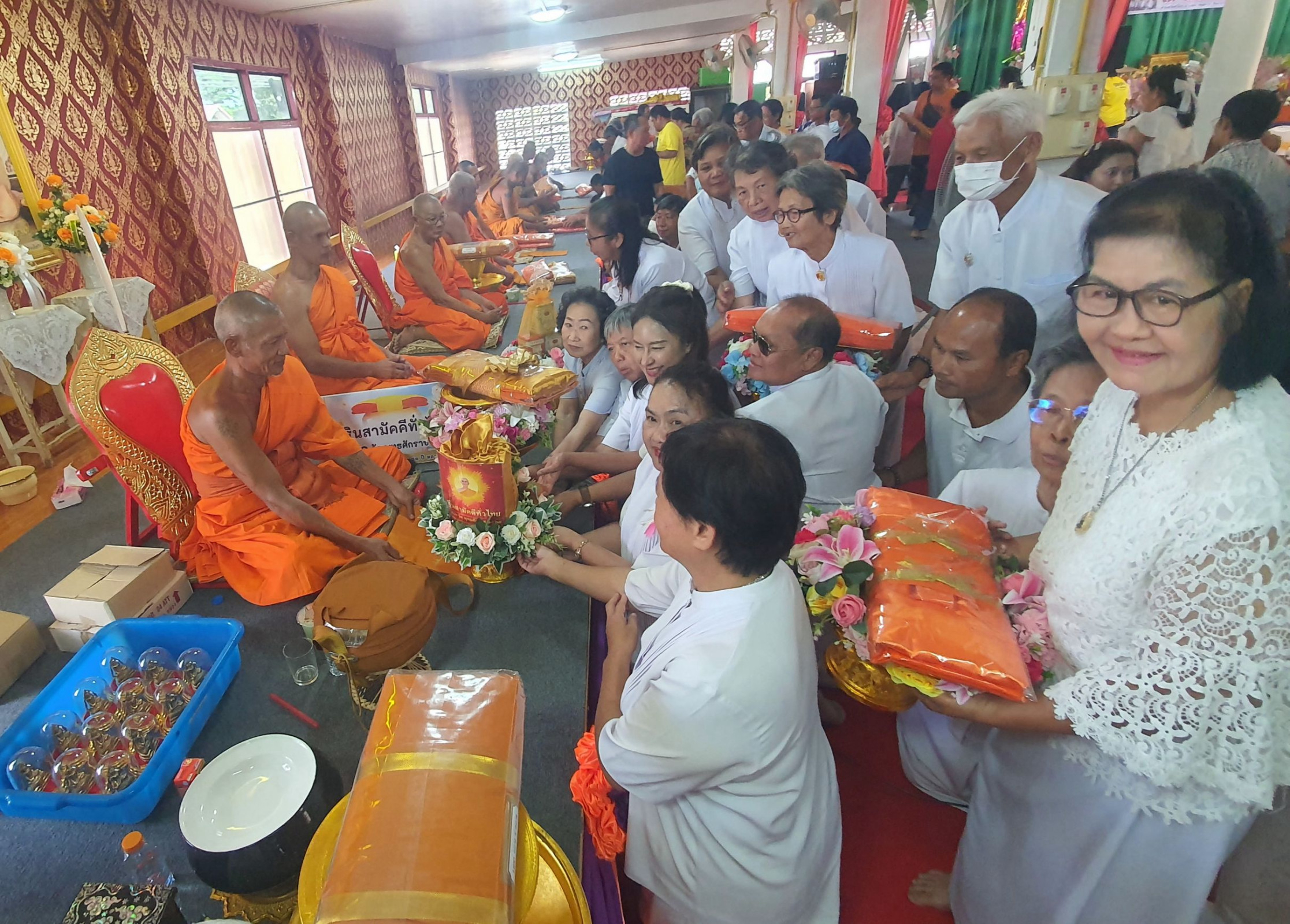 ภาพการถวายปัจจัยวัดไดปลาดุก