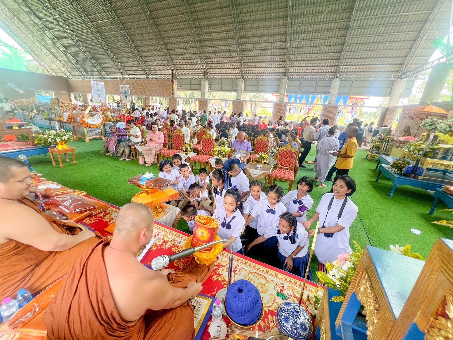 ภาพการถวายปัจจัยวัดเฉลิมพนมเขต