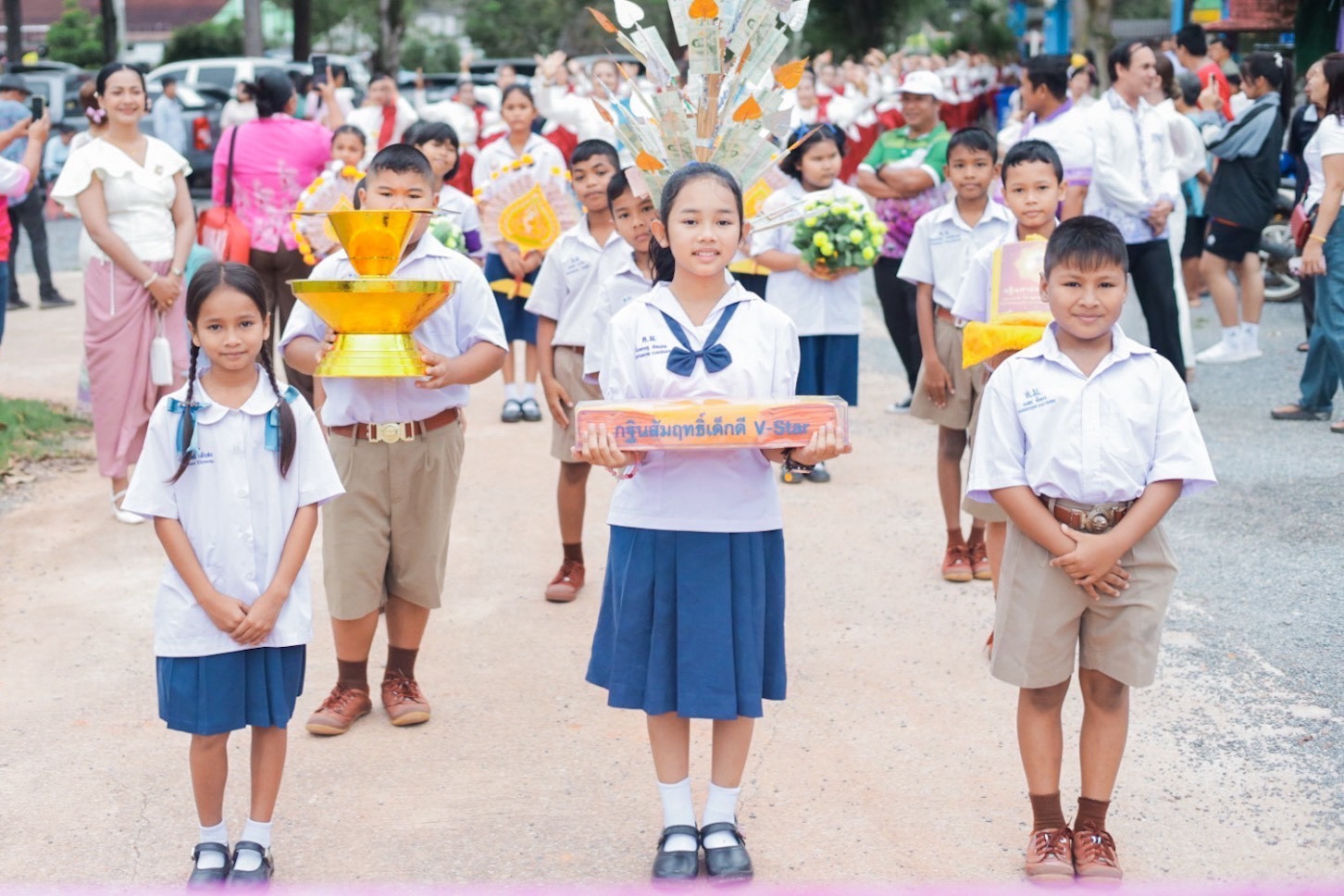 ภาพหมู่ถือพานถวายปัจจัยวัดเฉลิมพนมเขต