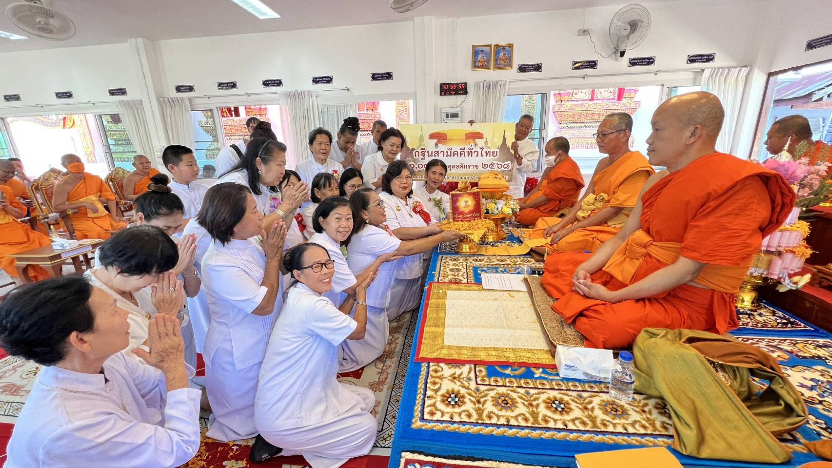 ภาพการถวายปัจจัยวัดวังทอง