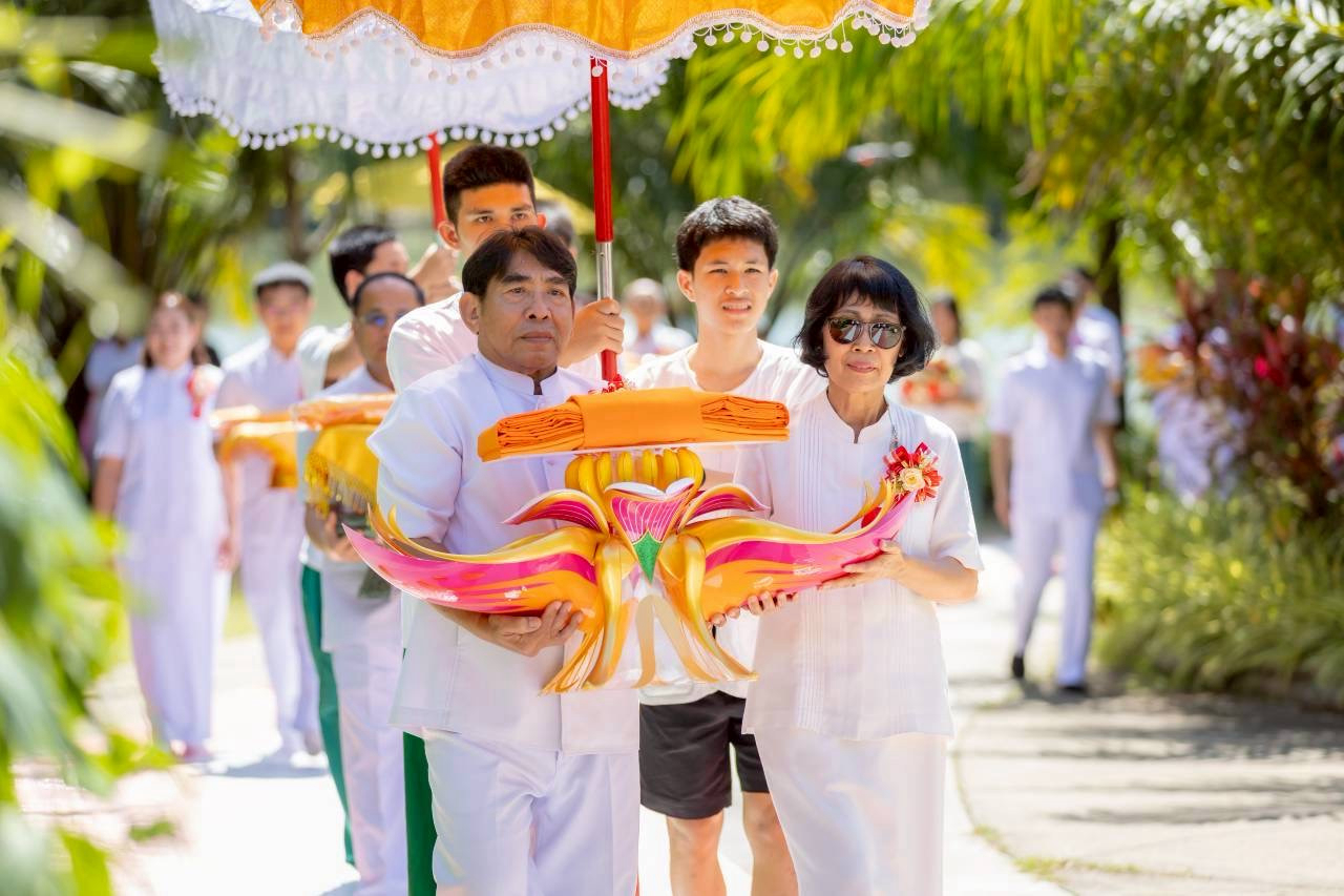 ภาพร่วมขบวนกฐินศูนย์ปฏิบัติธรรมลำปาง
