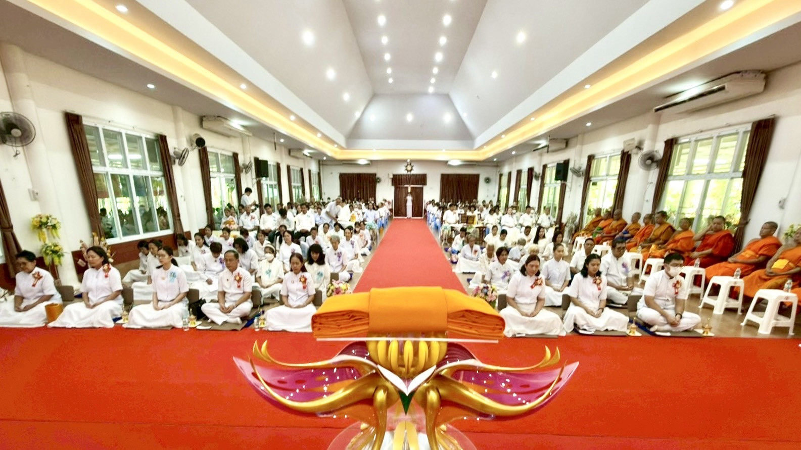 ภาพร่วมพิธีกรรมศูนย์ปฏิบัติธรรมลำปาง