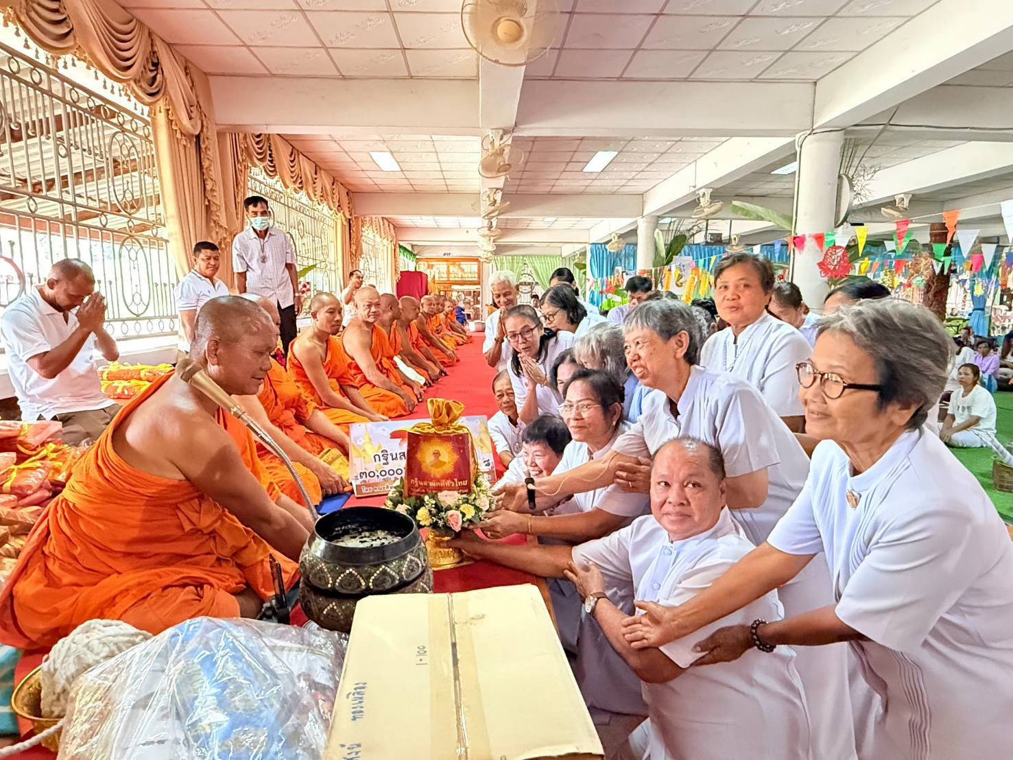 ภาพการถวายปัจจัยวัดสำนักขุนเณร