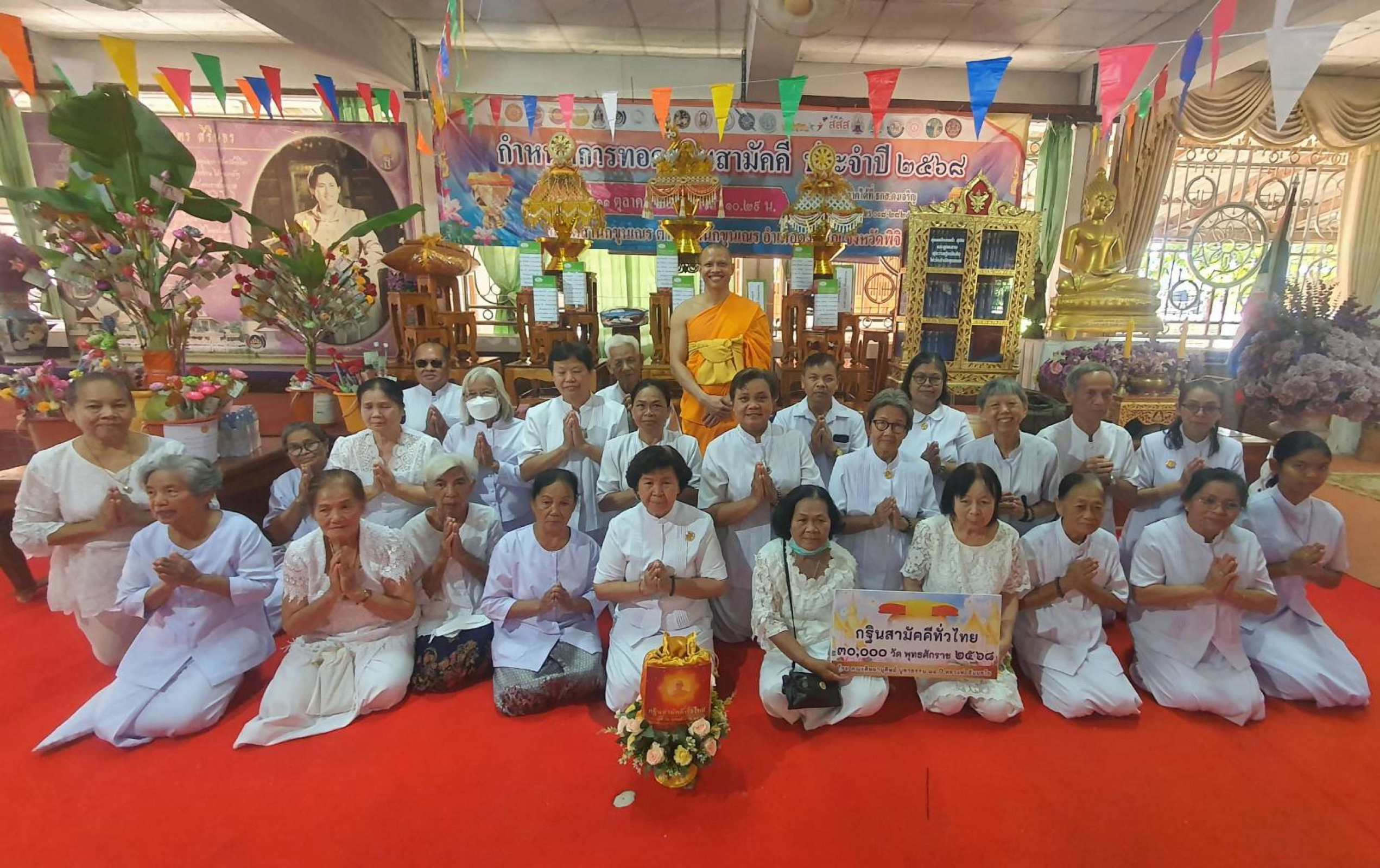 ภาพหมู่ถือพานถวายปัจจัยวัดสำนักขุนเณร