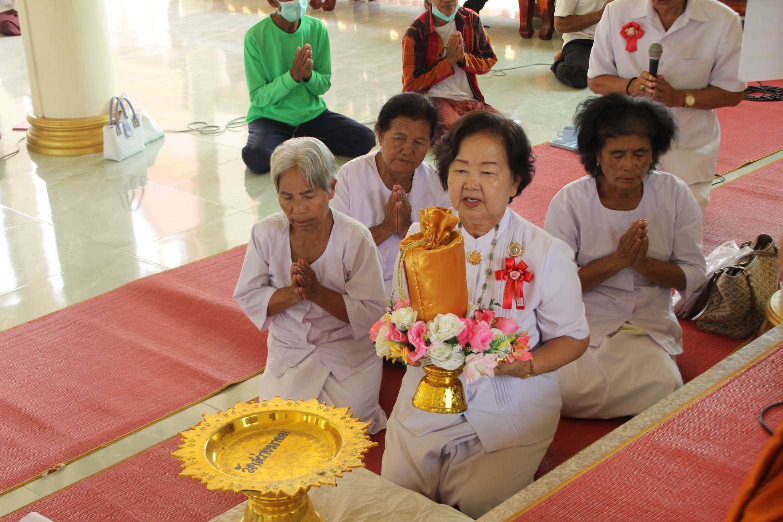 ภาพหมู่ถือพานถวายปัจจัยวัดสระแก้ว