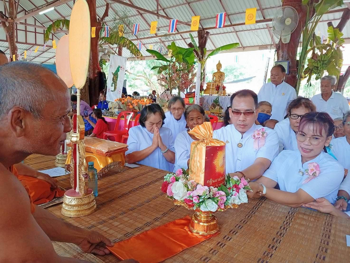 ภาพหมู่ถือพานถวายปัจจัยวัดสุวรรณหงษ์