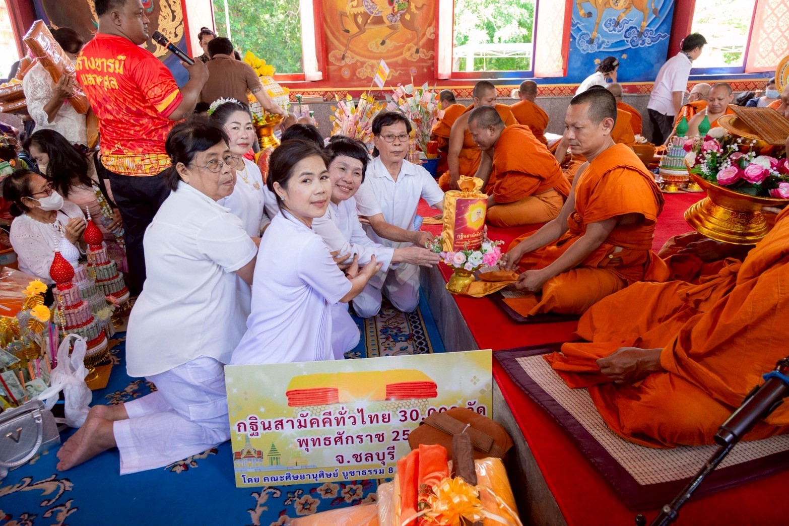 ภาพการถวายปัจจัยวัดหนองปรือ