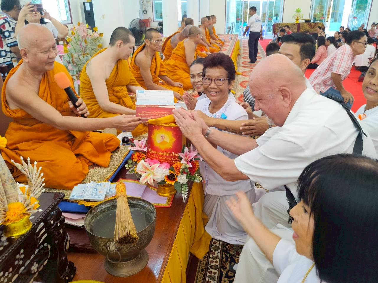 ภาพการถวายปัจจัยวัดเขาโป่งสะเก็ตพุฒาจารย์