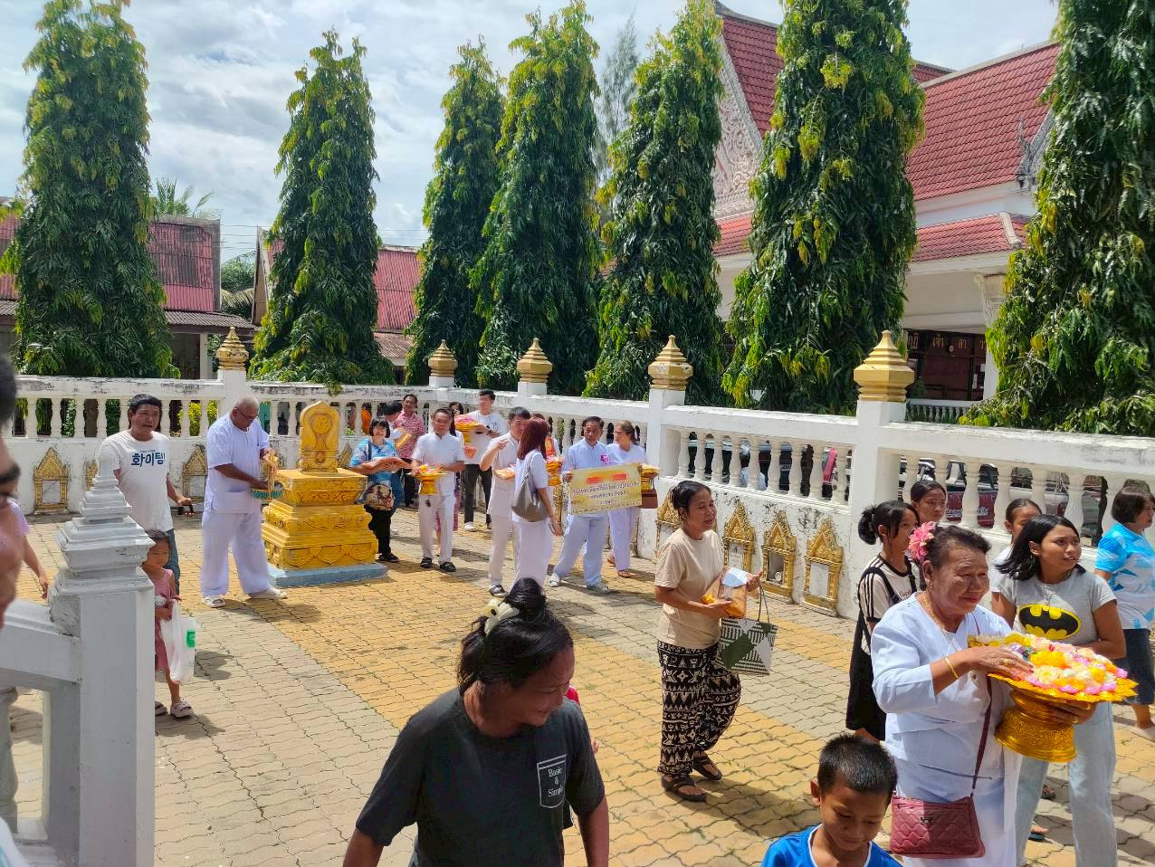 ภาพร่วมขบวนกฐินวัดสว่างอารมณ์