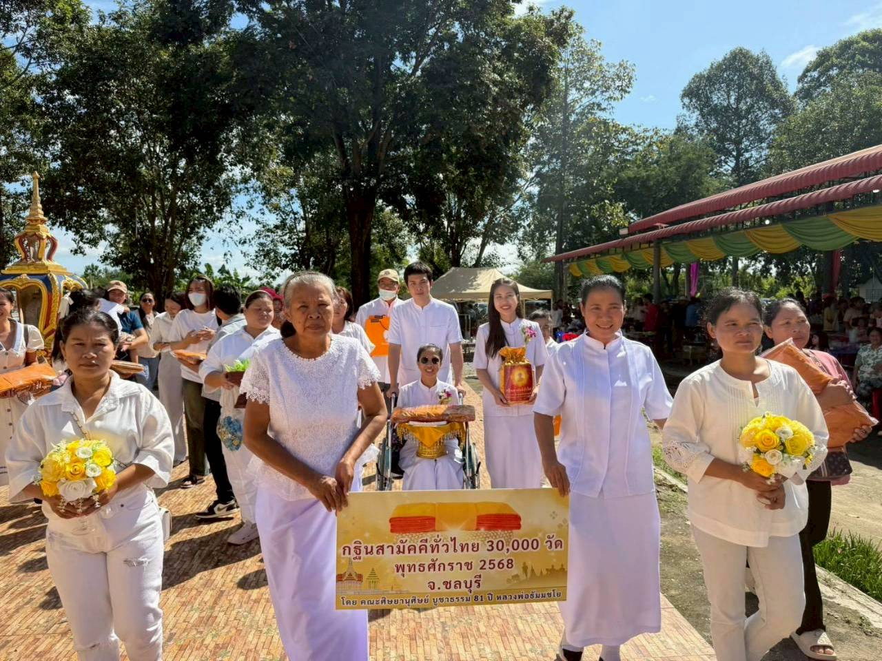 ภาพร่วมขบวนกฐินวัดหนองเม็ก