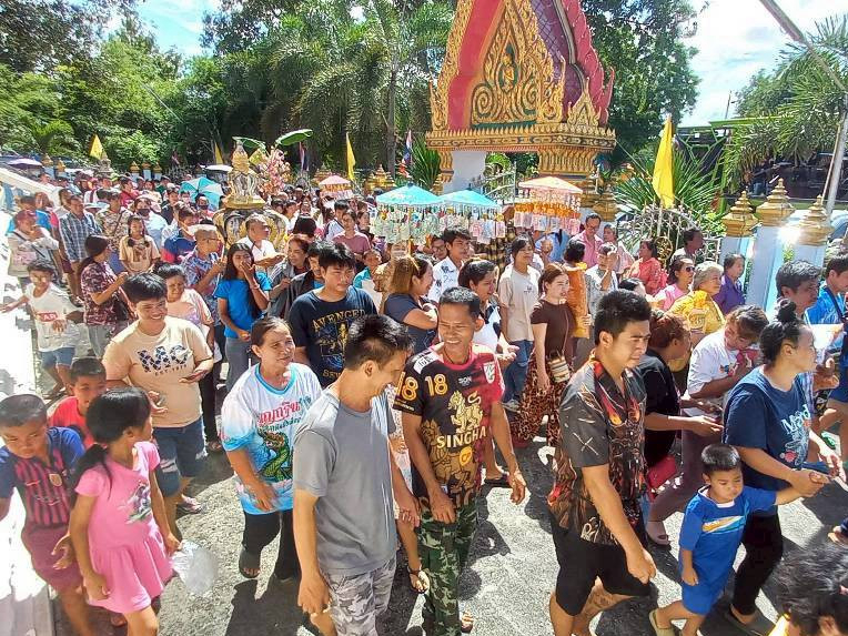 ภาพร่วมพิธีกรรมวัดตระพังทอง(สระนา)