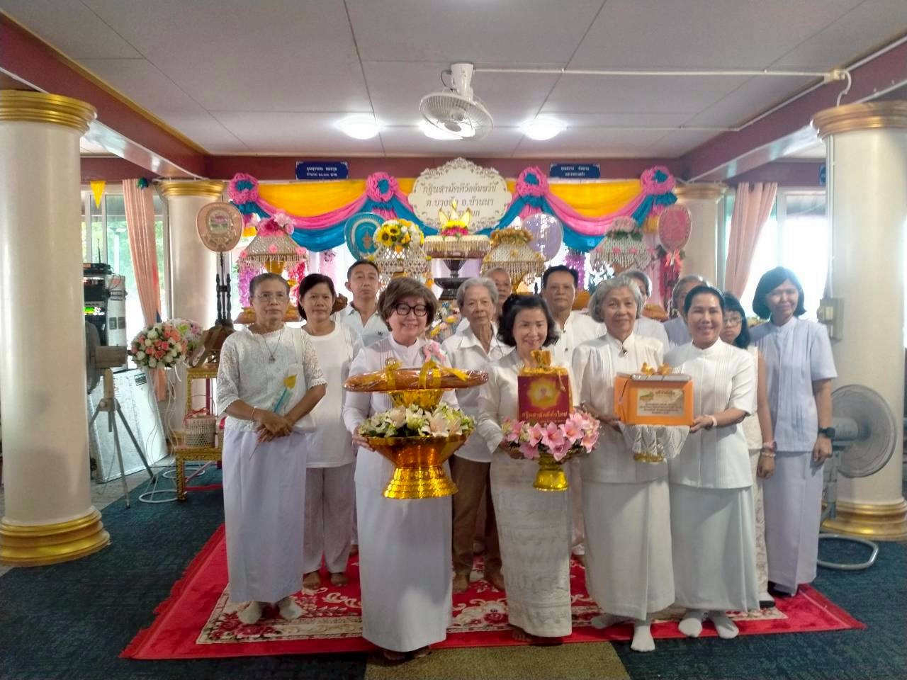 ภาพหมู่ถือพานถวายปัจจัยวัดอัมพวัน