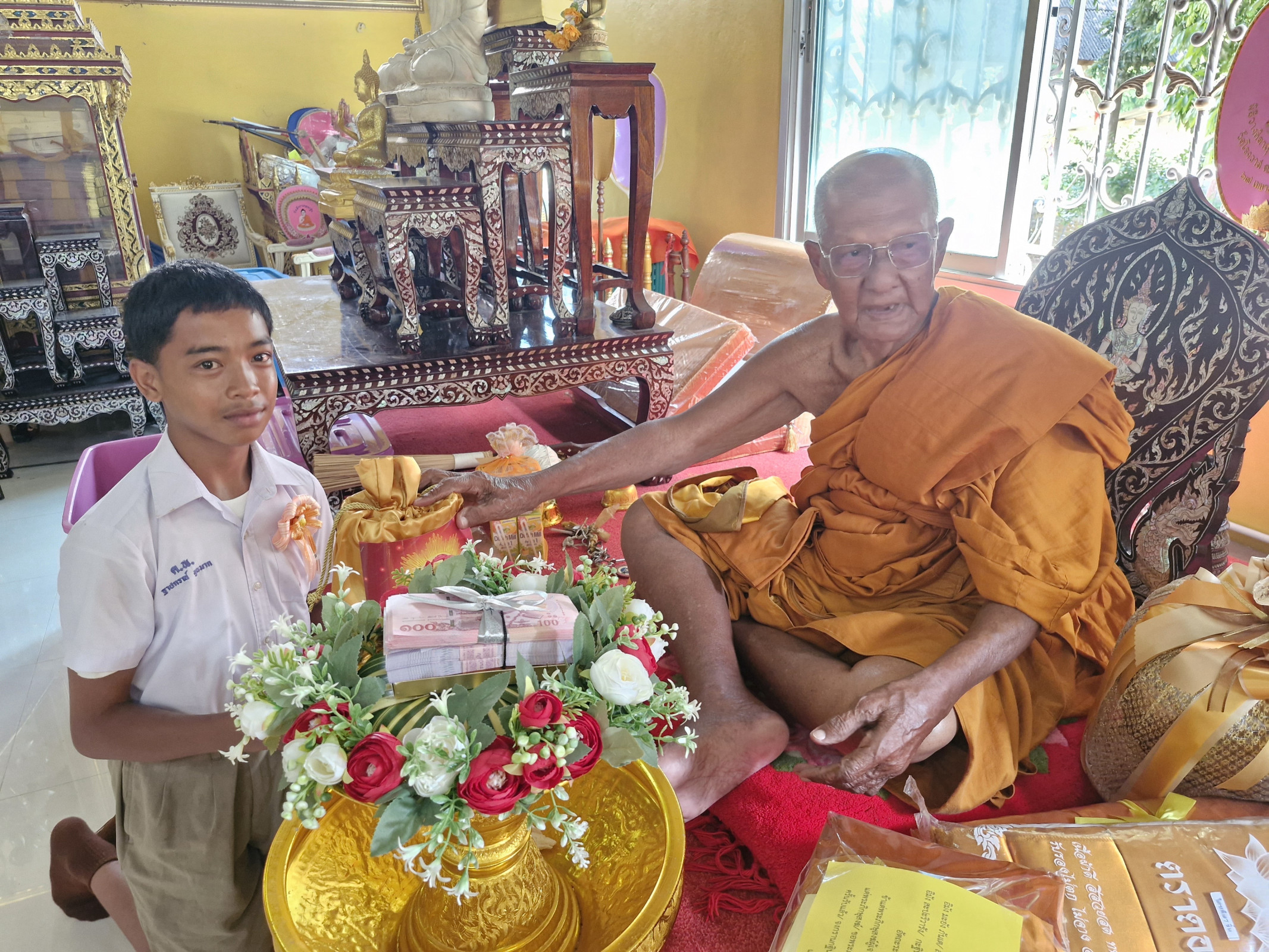 ภาพการถวายปัจจัยวัดโรงวาส
