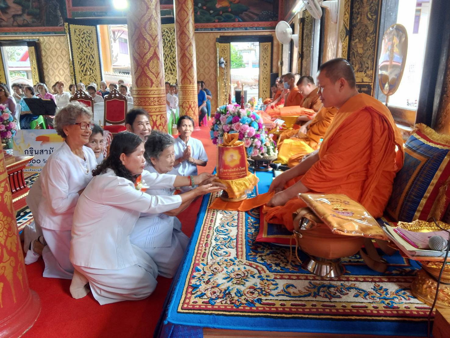 ภาพการถวายปัจจัยวัดหลวง
