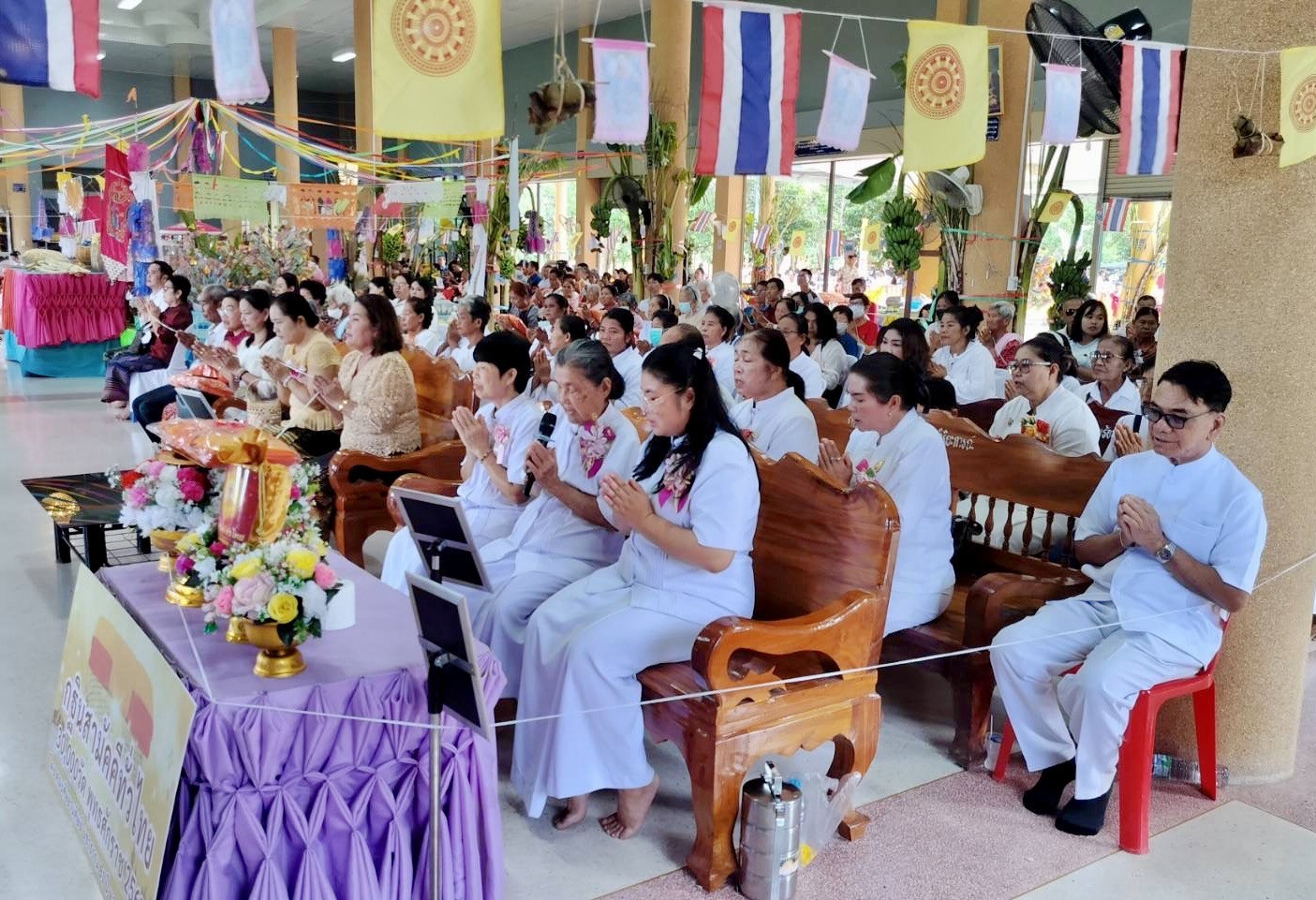 ภาพหมู่ถือพานถวายปัจจัยวัดท่าขึ้น